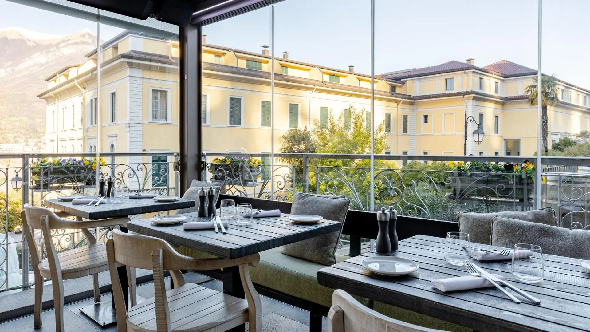 Seta Hotel contacts